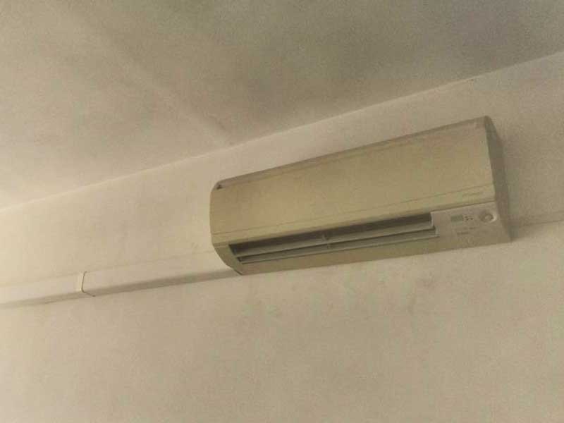 Installazione di un climatizzatore alla Scuola Alberghiera di Legnago.