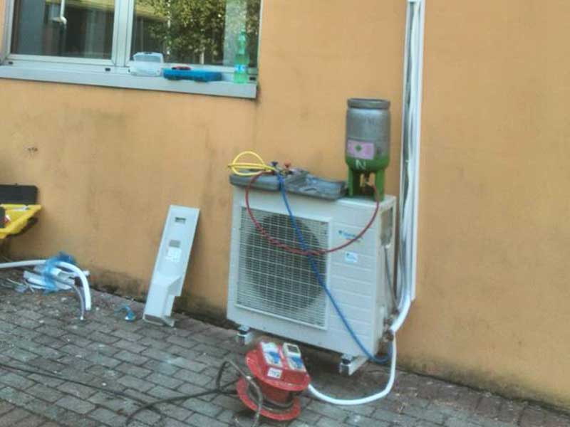 Installazione di un climatizzatore alla Scuola Alberghiera di Legnago..